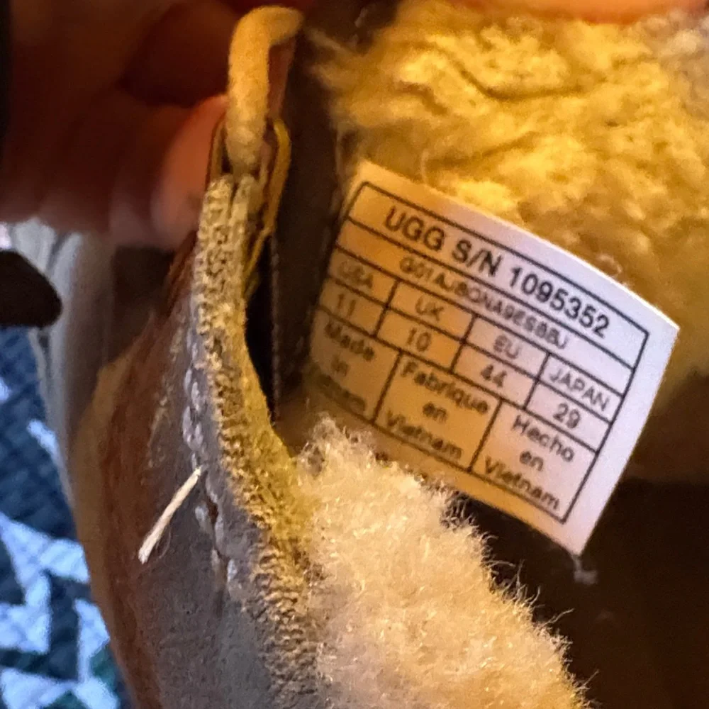 UGG Men’s Chestnut Brown Sherpa-Lined Chukka Boots